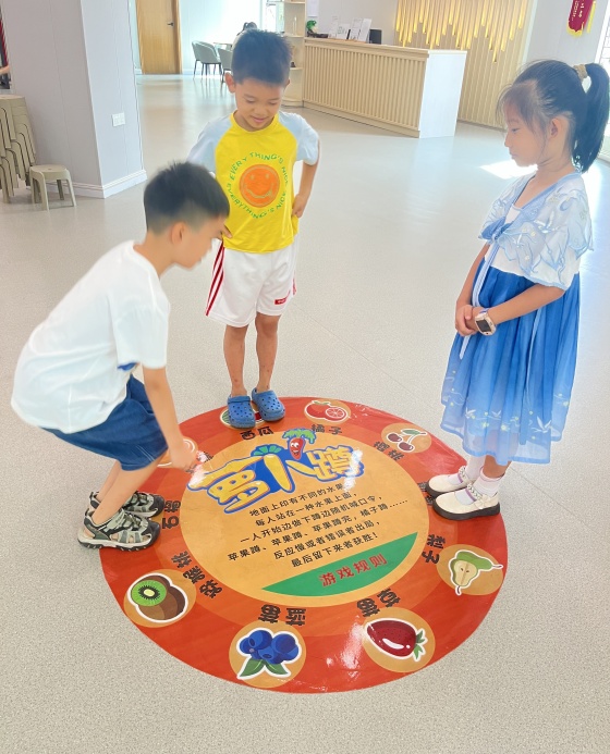 周日基礎(chǔ)班課間活動(dòng)，孩子們最喜歡玩的蘿卜蹲游戲_副本.jpg