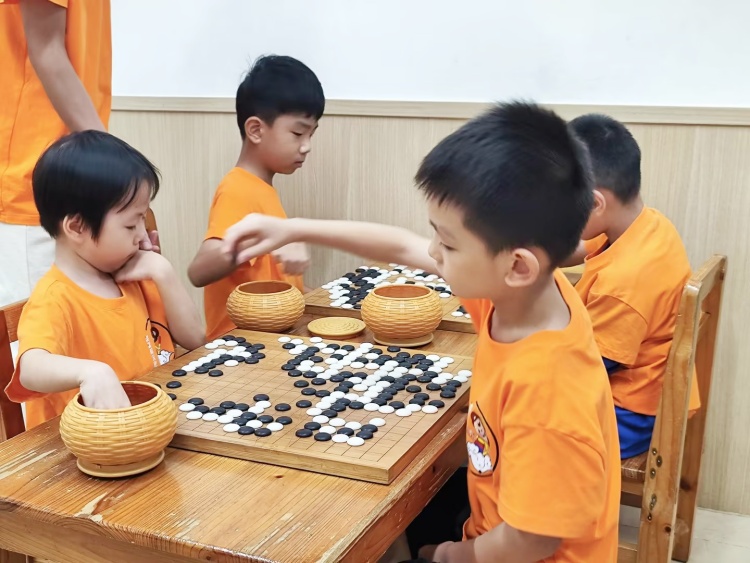 在棋盤上，執(zhí)掌風(fēng)云變化的小棋手_副本.jpg