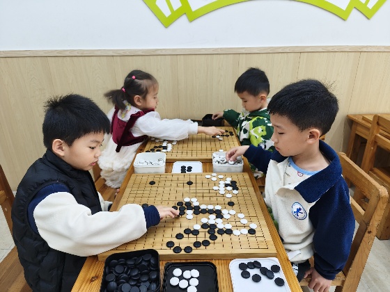 4、小棋手們兩兩對坐，眼神專注，正在認(rèn)真的思考每一步落子呢_副本.jpg