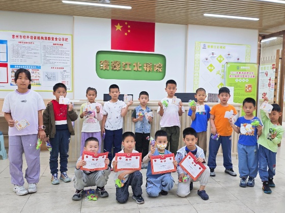 4、在本周，棋院給在上周獲得全勤的小棋手頒發(fā)了獎狀和小禮物_副本.jpg