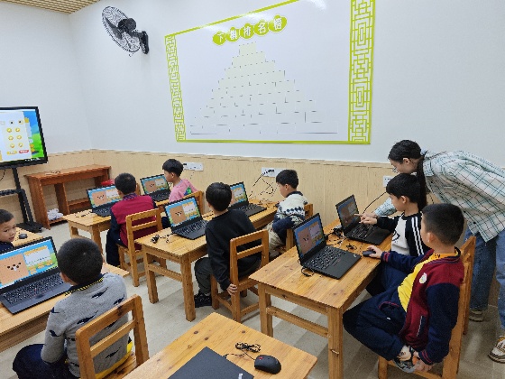 4、也就是從本周開始我們可以使用多媒體課室上課啦，所以我們本周的照片分享選擇的也是小棋手們使用多媒體課室上課的一些照片~_副本.jpg
