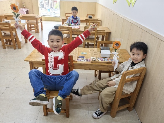6、其中，棋院在發(fā)放小禮品時，給咱們小棋手們拍攝了一些照片，一起來看看吧~_副本.jpg